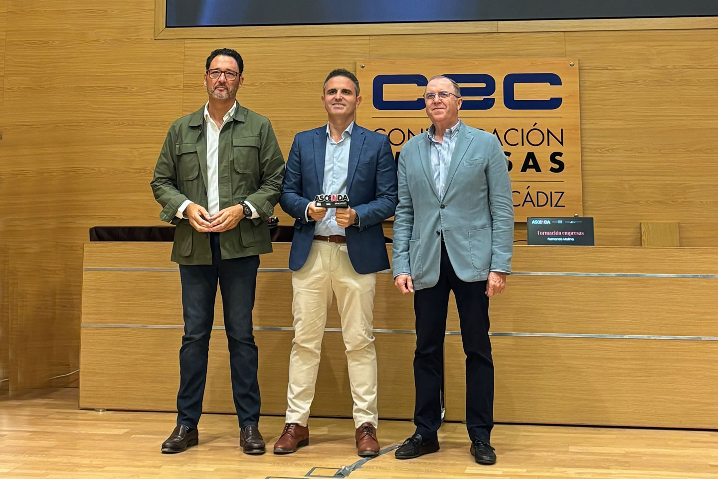 Fernando Molina, recibe el reconocimiento ASCENDA Empresas
